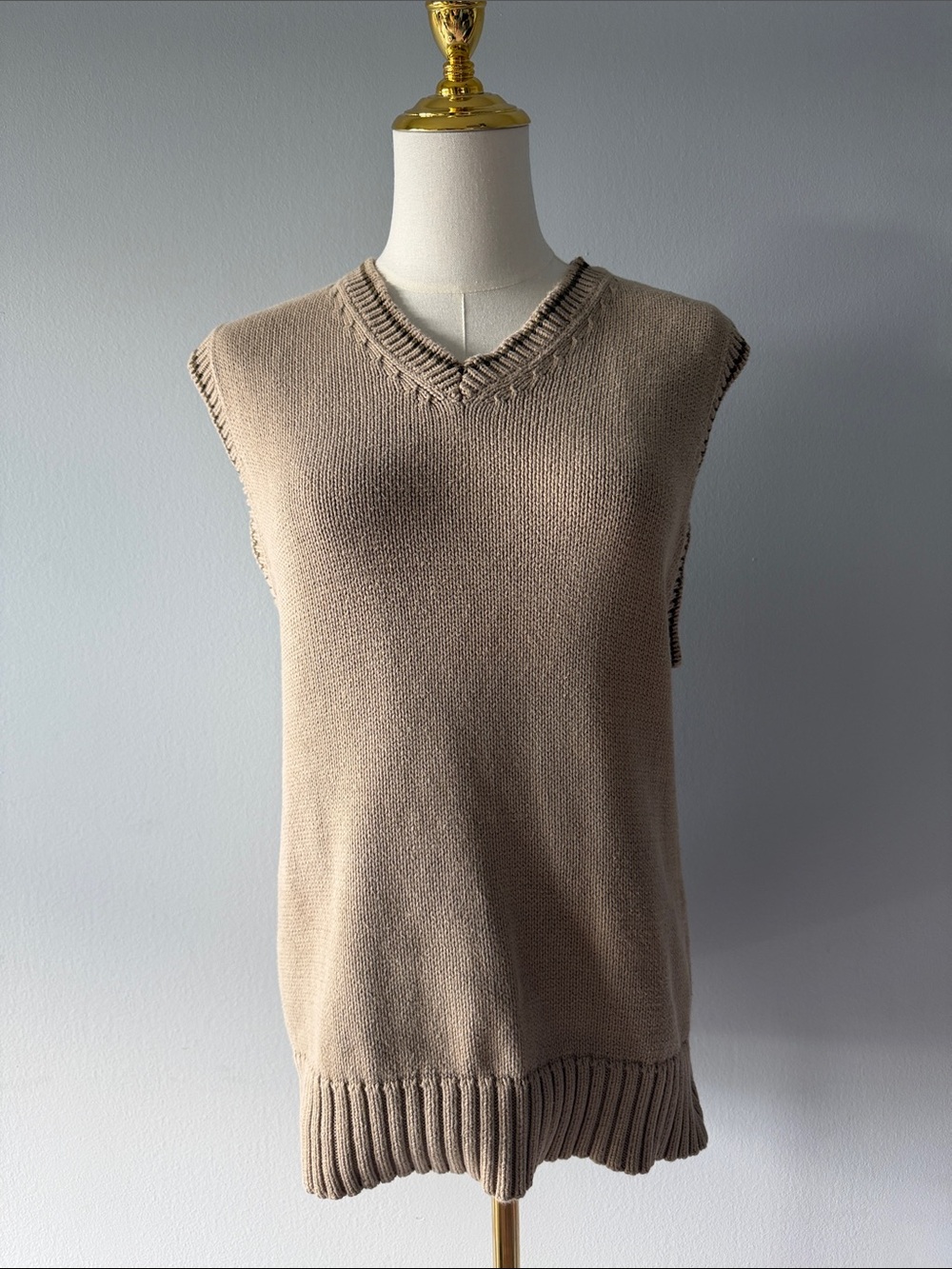 Vintage American Eagle Outfitters Sleeveless V-Neck Sweater Vest in Beige/Tan
